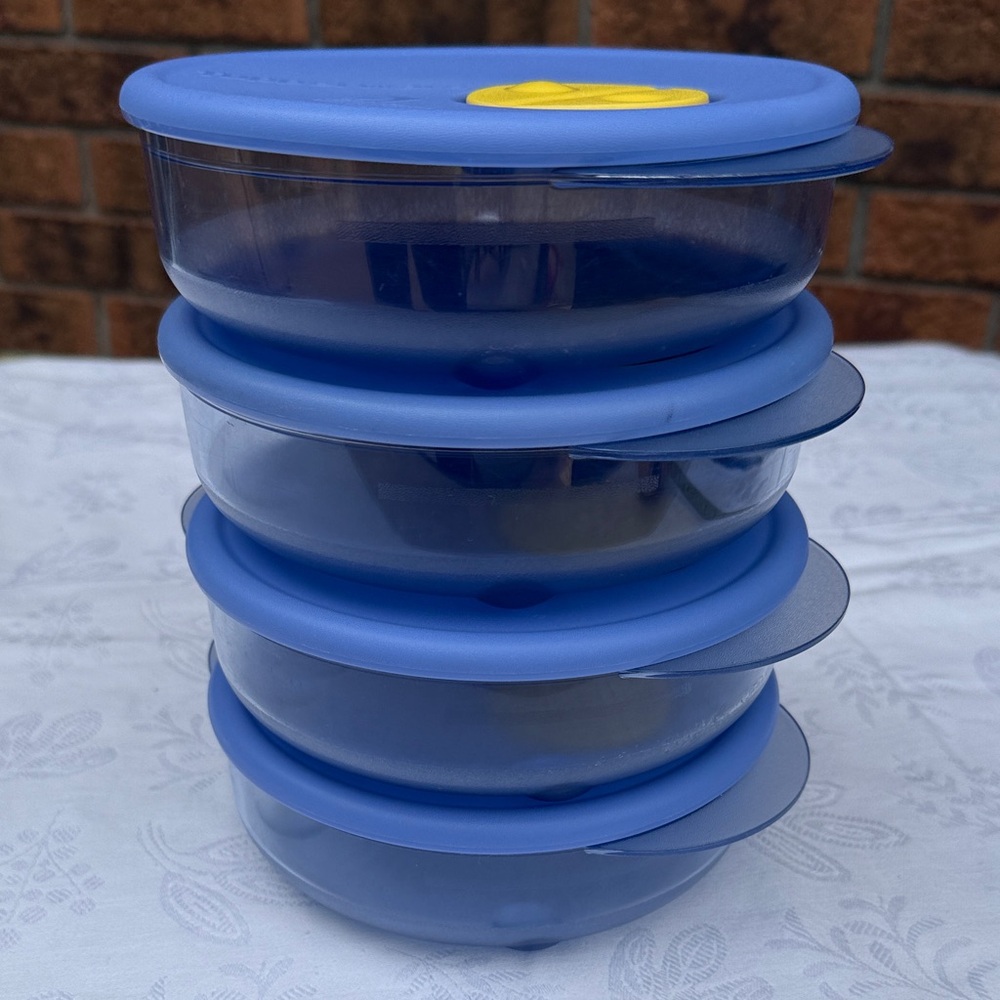 TUPPERWARE 4 - 6” Vent ‘N Serve Large Blue Containers